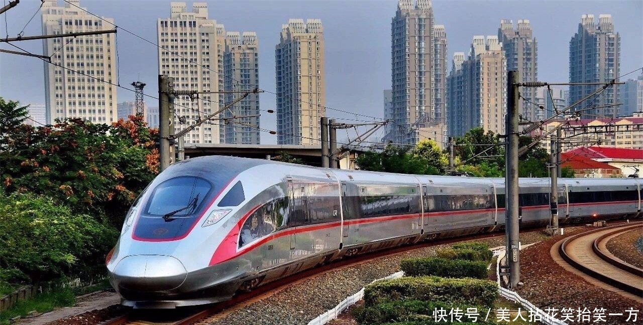 我国未来的超级高铁：到站不停车乘客就能上下车，太震撼了！