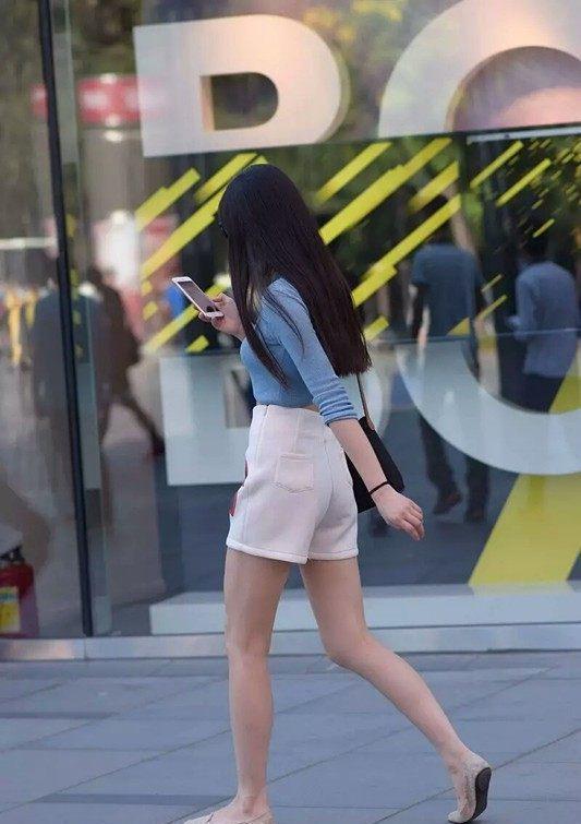街拍美女: 一身清凉的打扮, 好身材确实应该这样穿
