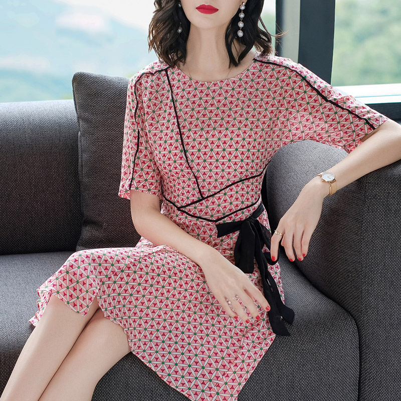 女人一过50岁,建议多穿“贵妇裙”,配双高跟鞋,超美超迷人