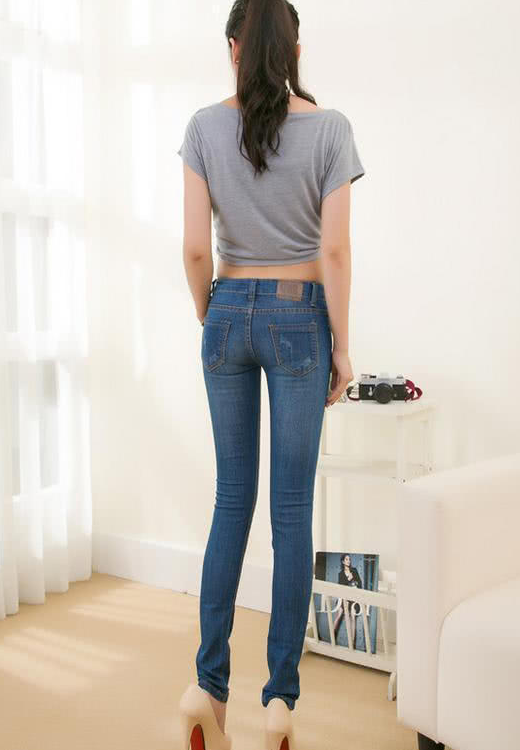 个性靓丽的紧身裤，穿出女人味的魅力身材，体现的恰到好处！