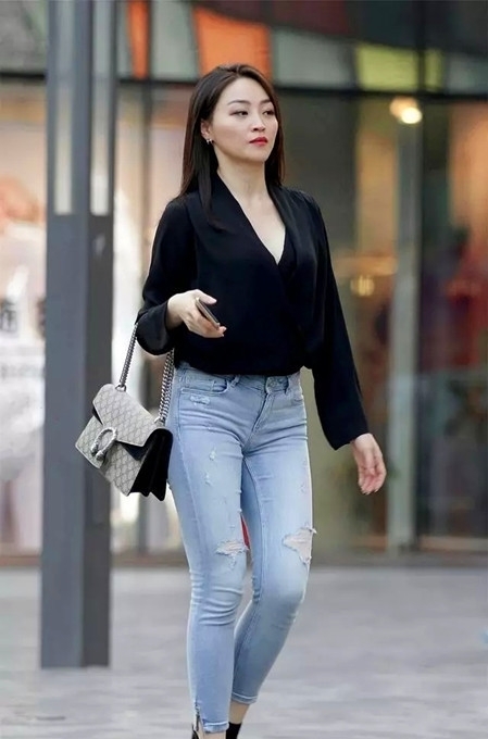 美丽|美丽的季节紧身牛仔裤装扮出绚烂的时尚,优雅女性穿出自信与魅力