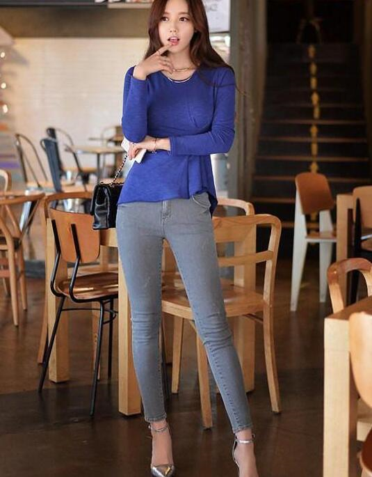 俏皮可人的牛仔裤美女，秀出笔直腿型，身材颜值俱佳！