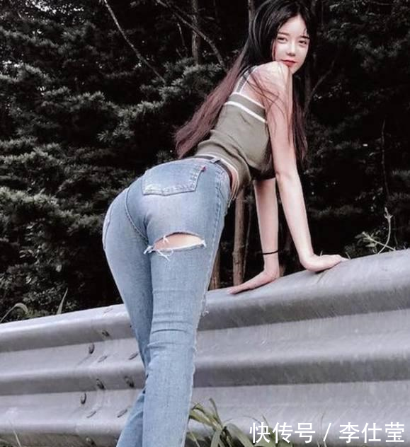 扎马尾的小姐姐穿紧身牛仔裤秀出青春与时尚，口罩也遮不住她的美