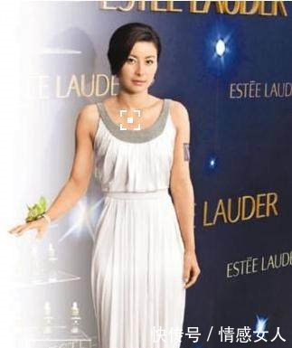 郭晶晶气场真不是盖的！和公公霍震霆出席活动，霍启刚都靠边站了