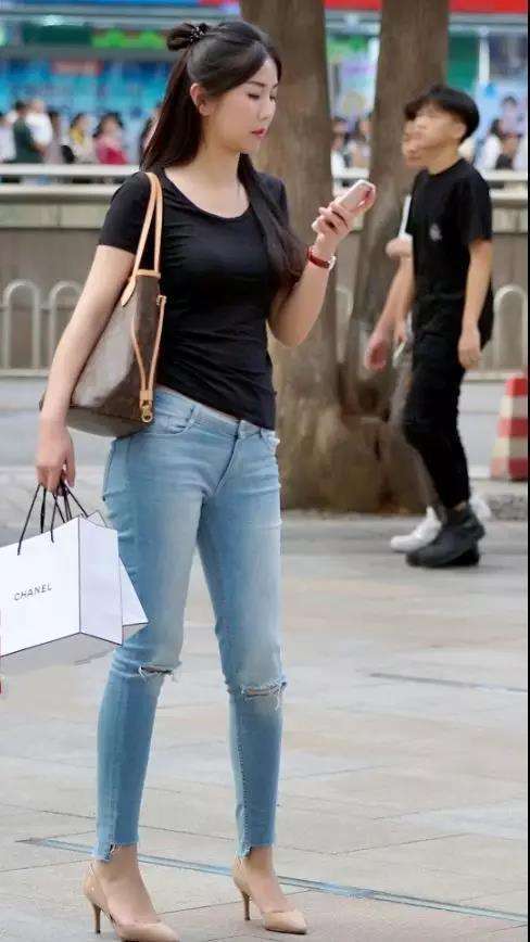 街拍: 长相清秀气质淑女穿牛仔长裤的性感美女