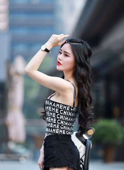 街拍：穿着光鲜身材曼妙小姐姐，在人群中看一眼就被迷住了！