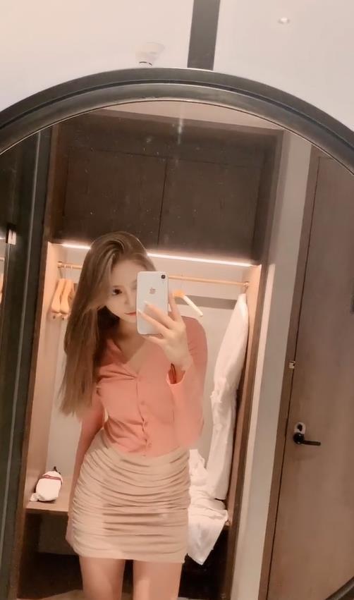 美女你这镜子脏了,得擦一擦才能看得清