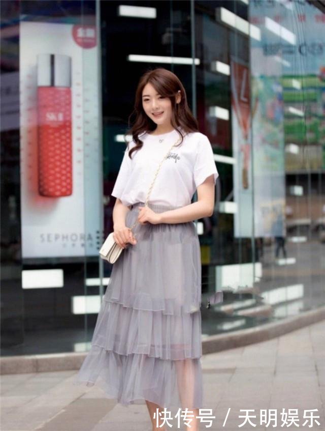 【 展现】展现出了迷人的身材！，街拍清爽靓丽的搭配