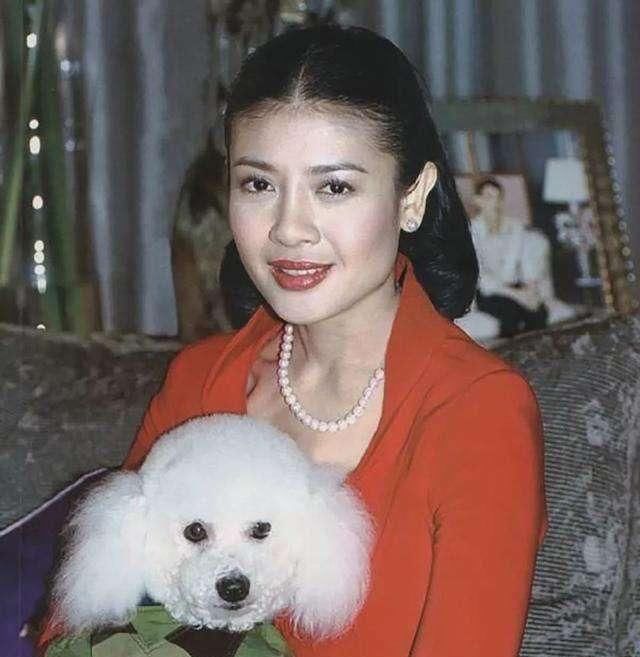  『自晒』泰国王后真聪明！结婚周年自晒卑微照