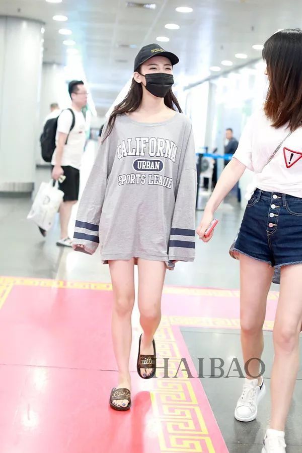 李小璐高调复出靠母女装扮嫩?刘雯一裤两穿太会搭…【海报街拍】