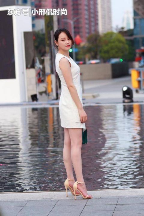  气质：街拍：青春靓丽的小姐姐，一身连衣裙穿搭，尽显优雅气质