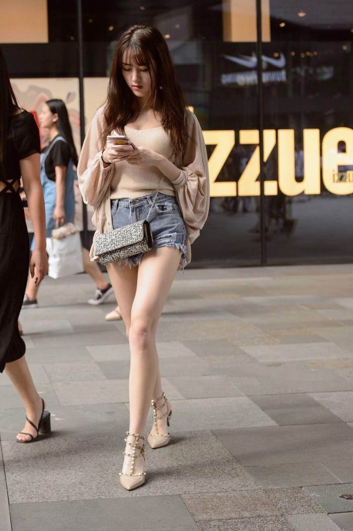 街拍:火辣大胆的美女小姐姐,飘逸的秀发,让人怦然心动