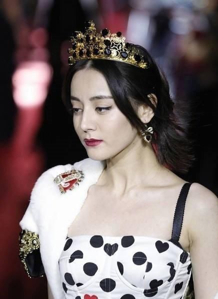 173关晓彤和168迪丽热巴走秀,同秀长腿,网友:鹿晗品味独特