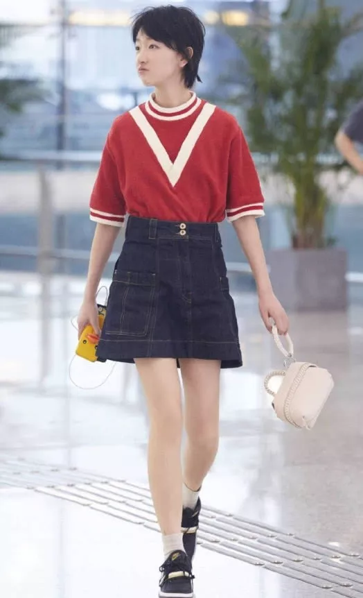 周冬雨为美也是拼了！直接把钻石夹脖子上，看着都扎着疼！