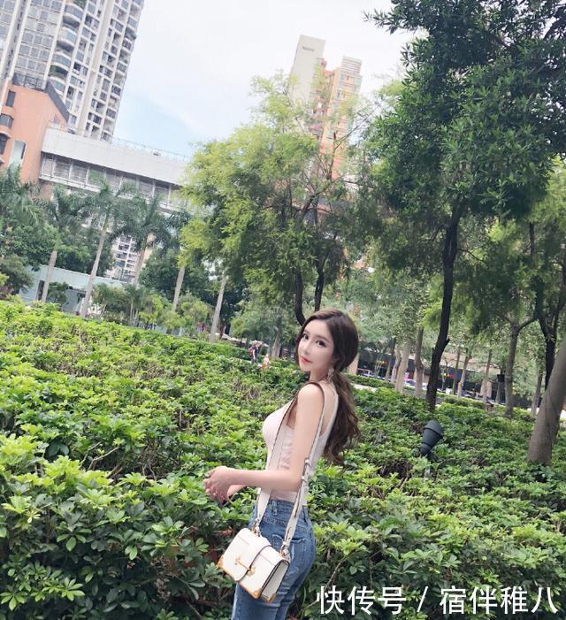  『气质』小姐姐穿紧身牛仔裤软萌乖巧，展现完美身材，高贵气质很迷人！