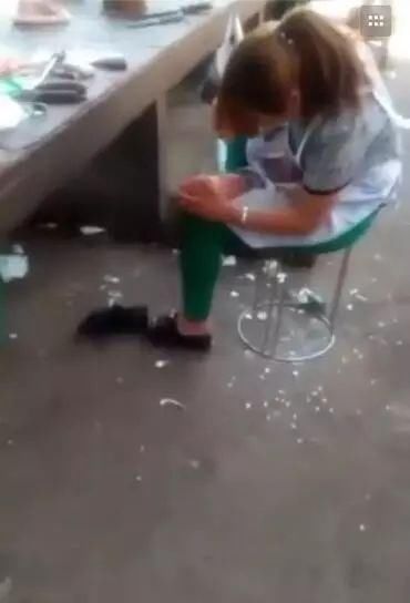 谣言止于智者！三道桥肉摊老板卖肉刀刮脚底？真相是这样的……