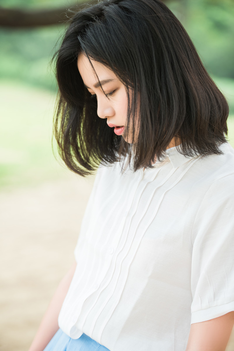 穿白衬衫的短发素颜大眼女孩写真