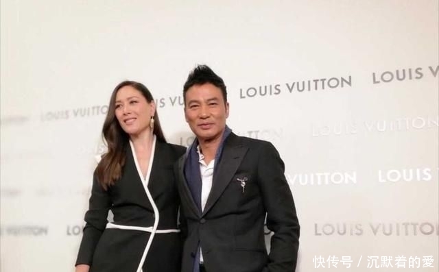  身穿■琦琦身材高挑不愧是超模,身穿黑色套装干练潇洒,大长腿抢眼抢镜...