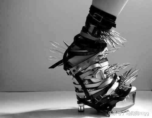 盘点那些奇葩高跟鞋，范冰冰又爱又恨，赵丽颖更是驾驭不了