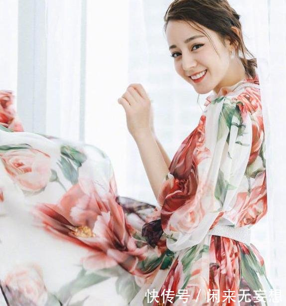 26岁的热巴和20岁的程潇撞衫，网友程潇要挤炸胸围了