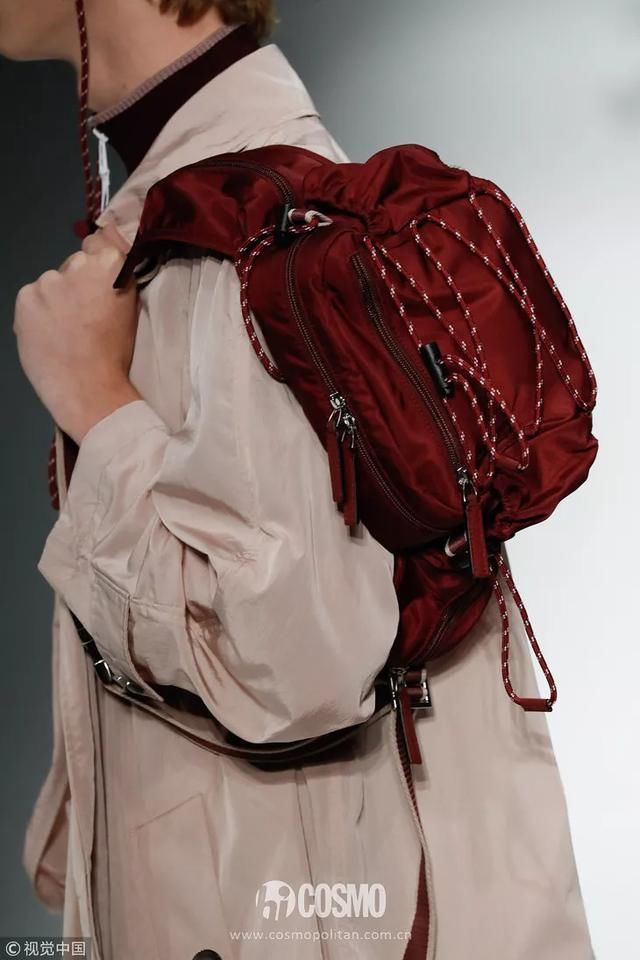 T型台｜艾玛罗伯茨这一身真好看，不过这是去看秀还是去上班？