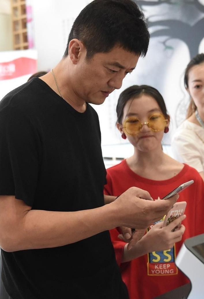 李嫣太成熟了, 才12岁只穿个超大t恤, 手上包更是“贵妇”级别