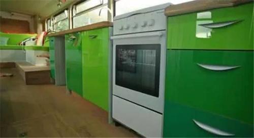 双层大巴竟能变成房车旅馆！