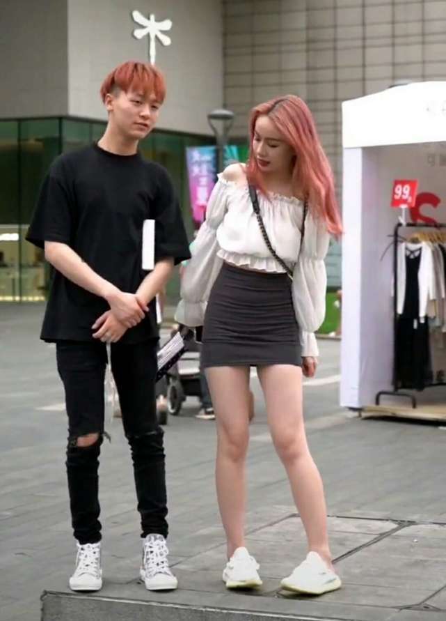  #拼命#妹子身材太好了吧，我们拼命都挤不进的裙子，她穿全是皱纹！