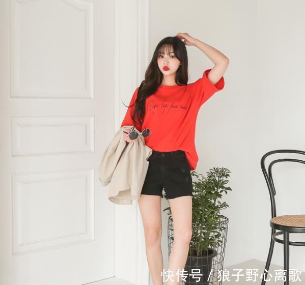 红色@红色t恤配什么颜色裤子搭配这三种颜色才好看