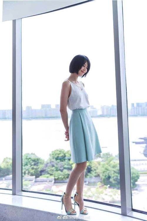 高圆圆真会装嫩，吊带衫却配了这样一条裙子，赵又廷快来管管！