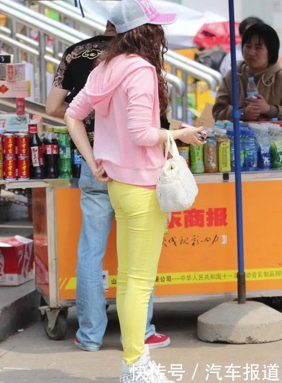 靓丽好看的牛仔裤美女，彰显潮流的气息，养眼上镜！