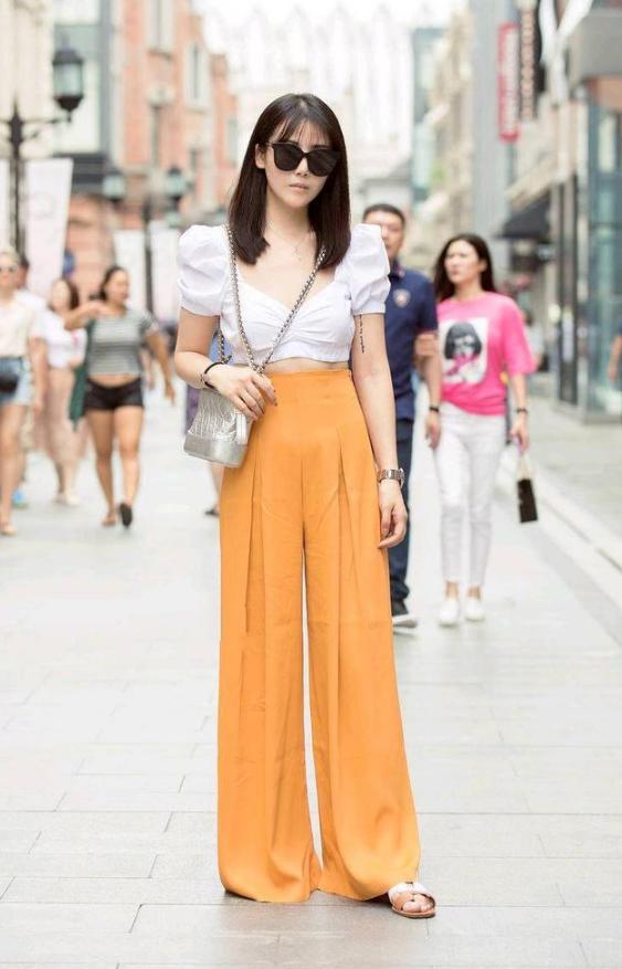 路人街拍,小姐姐气息很成熟,一袭吊带勾勒出迷人的性感好身材