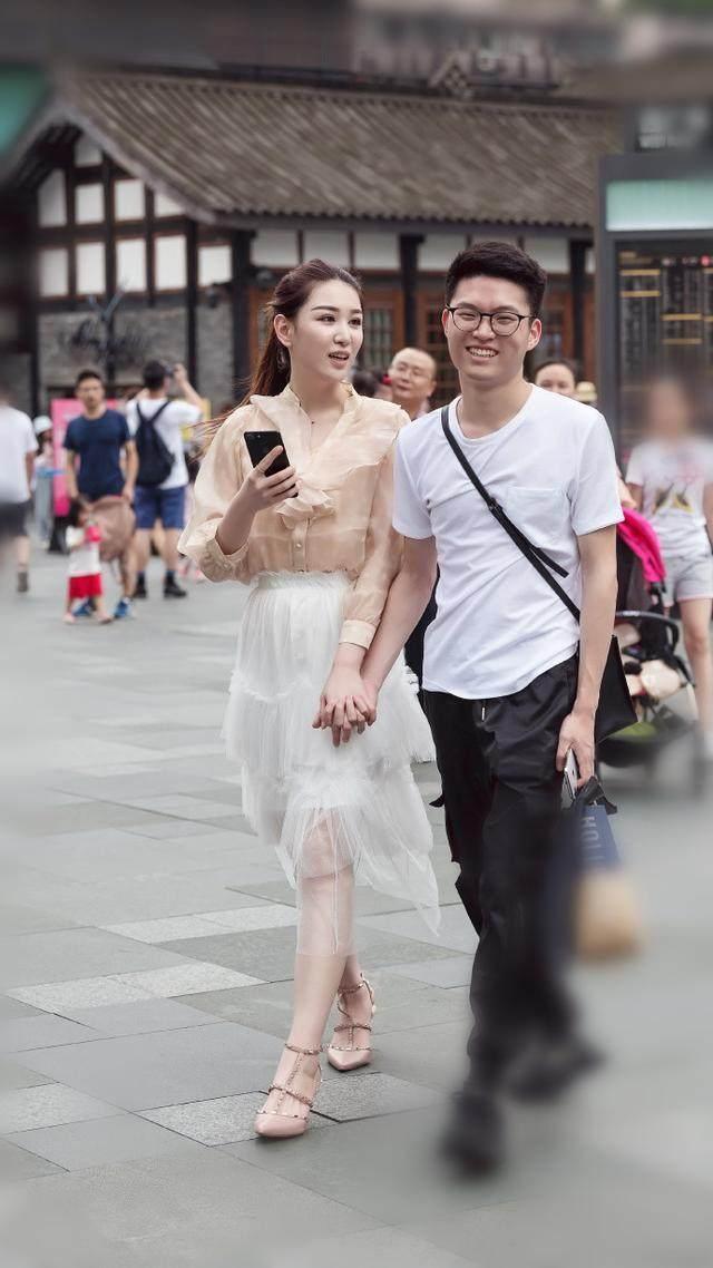 街拍:青春靓丽的纯色连衣裙，迷人露脐装尽显纤细小蛮腰, 美极了