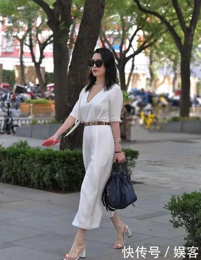  [ol]美女街拍：小姐姐一身精致的ol装，自带两米八的气场，美极了！