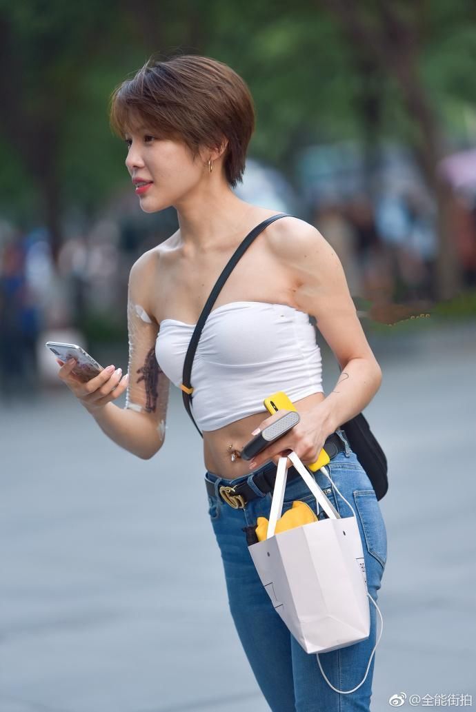 路人街拍:性感裹胸紧身牛仔裤,短发美女