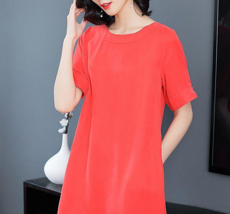 三伏天别穿旗袍了!试试今年流行的“铜氨丝裙”,高贵减龄还不贵