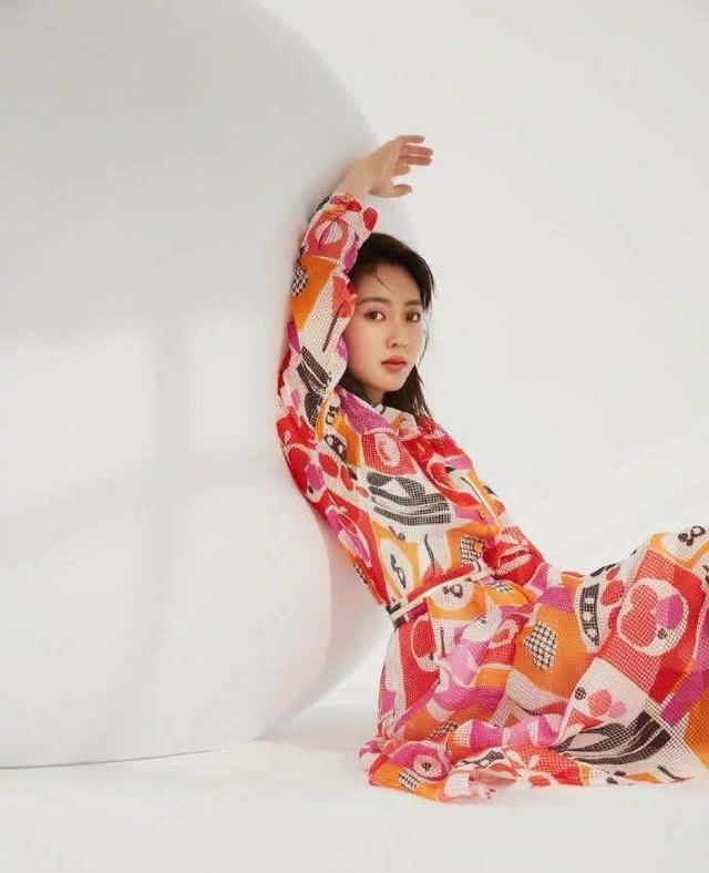 「针织」温暖的春天怎么穿?我看花裙子最相宜,和西装皮衣针织开衫组合在一起,轻盈飘