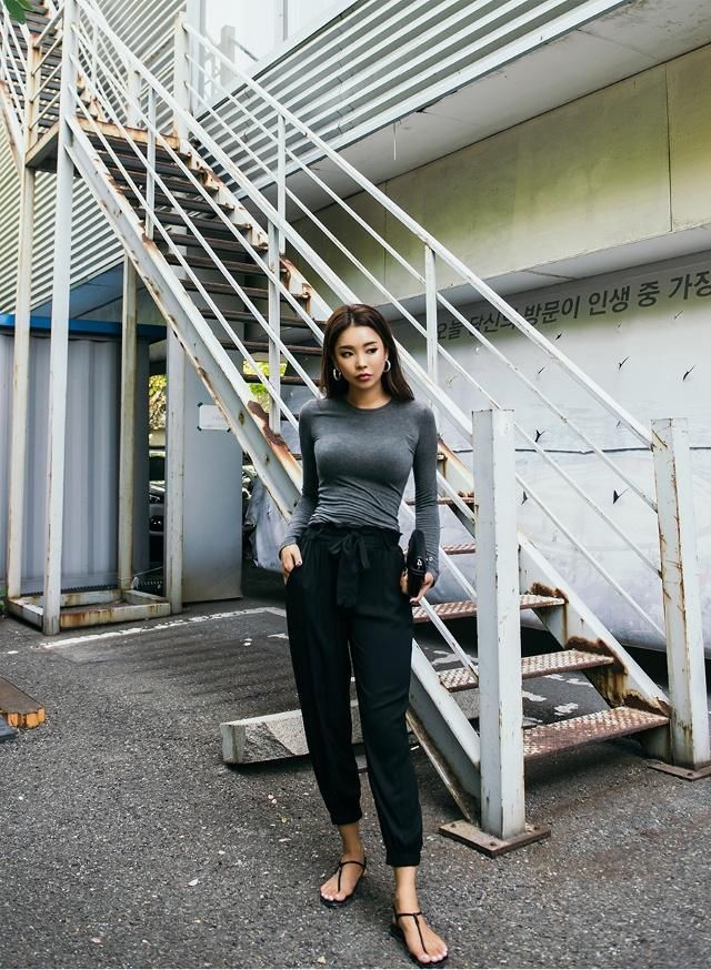 人像摄影:简约的颜色,让姑娘看上去更加具有成熟的女人味