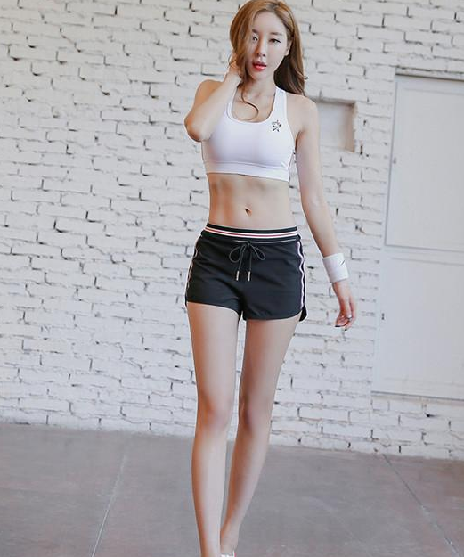 街拍：身材好的小姐姐穿什么都好看，打底裤秀出女人独特韵味！