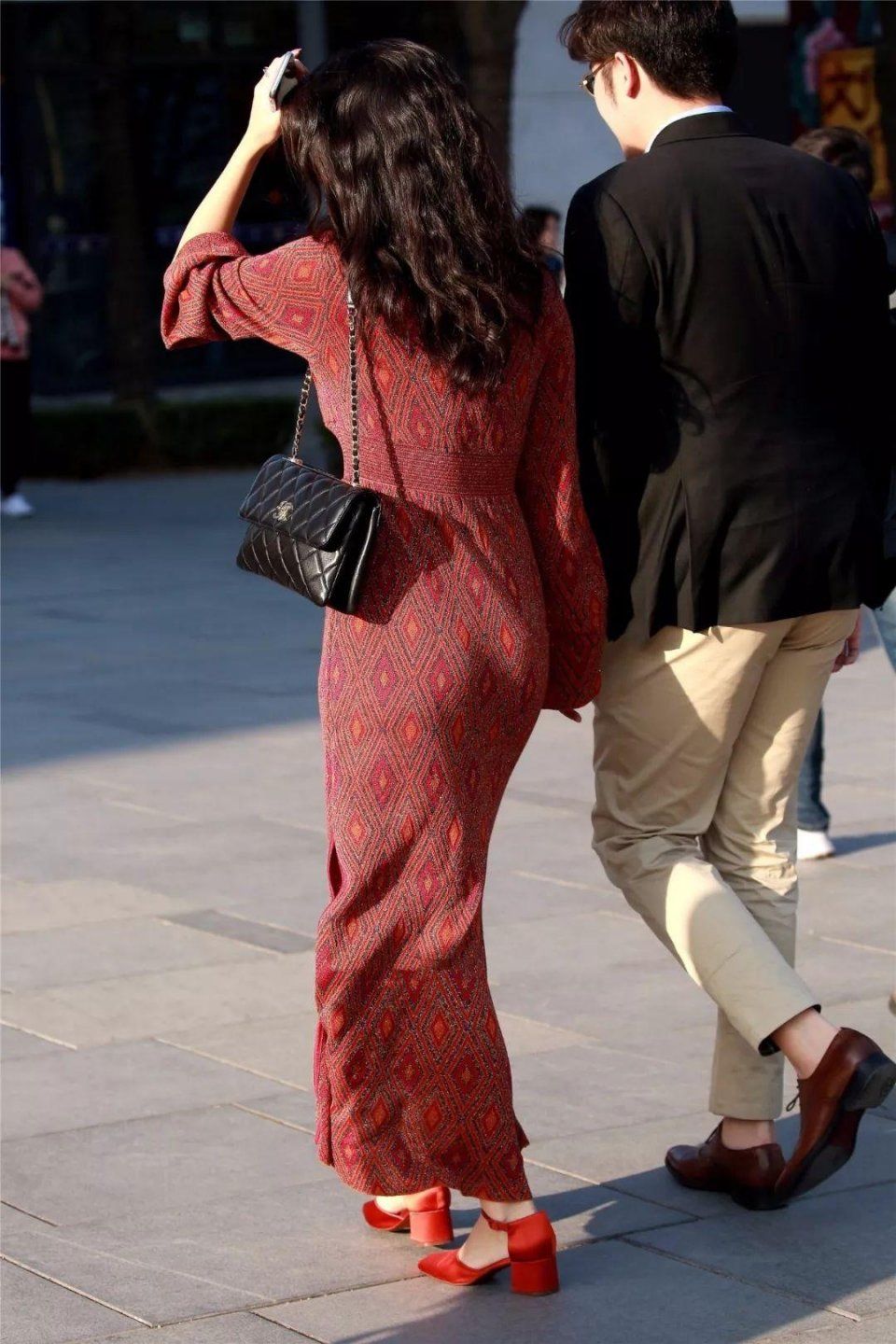 街拍:身材丰腴圆润,身姿迷人的成熟美女