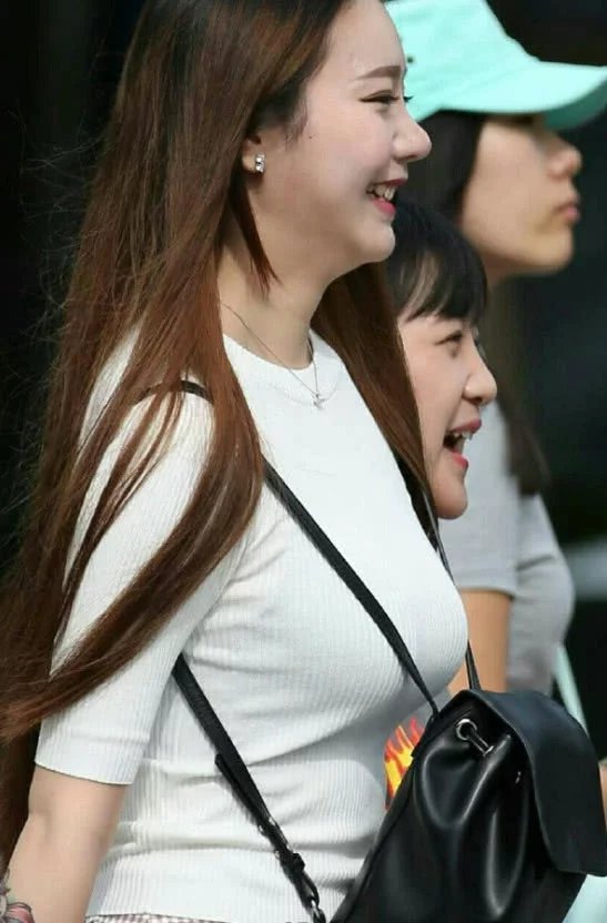 纹身小姐姐出门逛街，白色针织短袖上衣配粉色格格裙子，既简单又