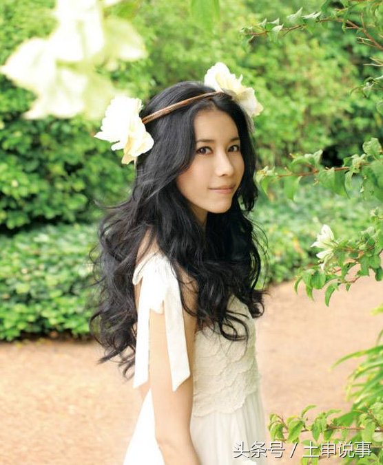 莫文蔚妖艳妩媚的身材比例，够性感的，网友直呼:美得让人爆鼻血