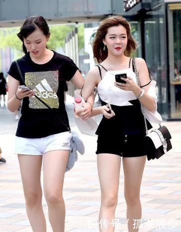 『 国色天香』白蕾丝紧身衣配短裤，十分温婉甜美，街拍：国色天香的小姐姐