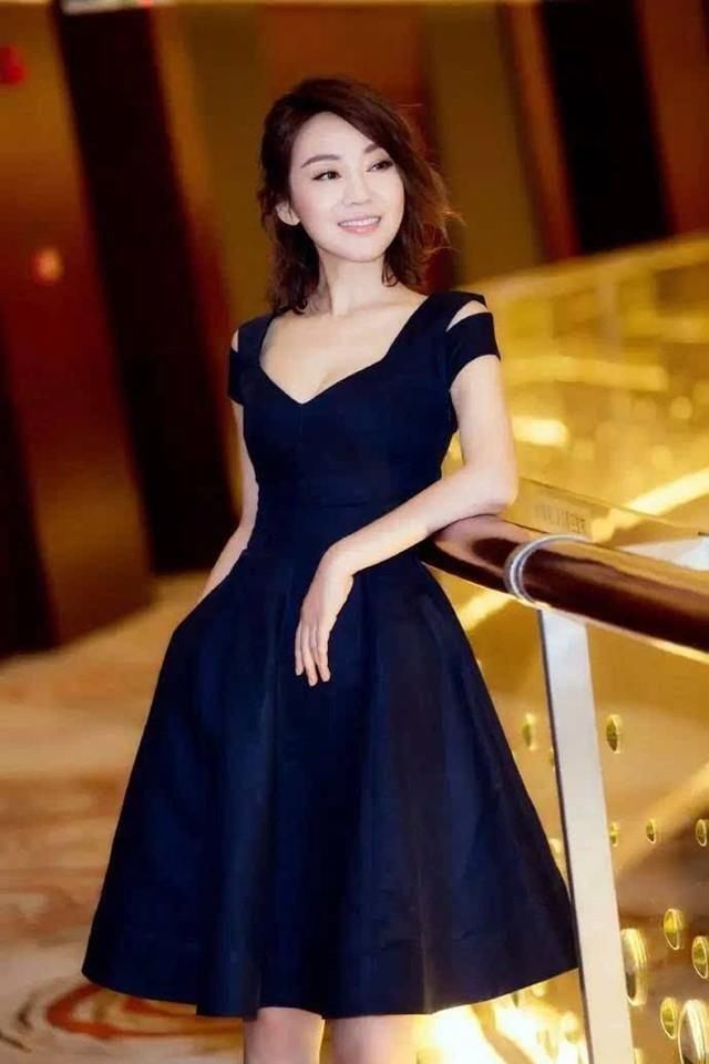 闫妮这连衣裙应该是最小号的，肩带勒得那么紧，不会崩断吧?