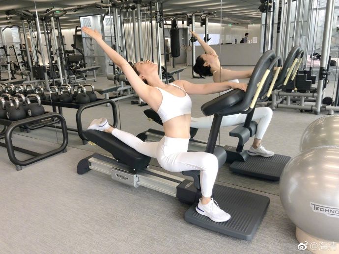 海清素颜健身，线条纤细小腹紧致惹人羡慕半扎的头发宛如少女