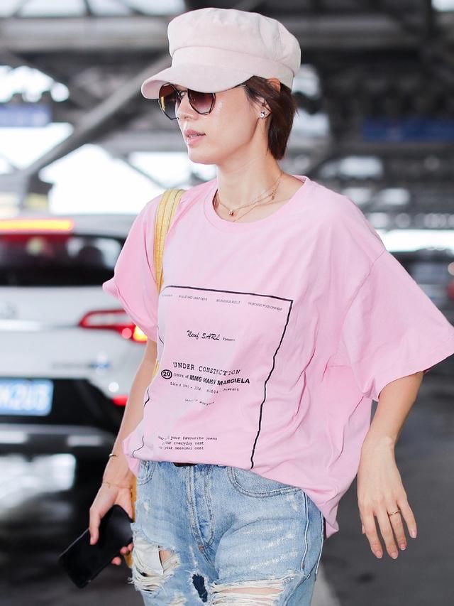 42岁马伊琍穿破洞裤，63岁赵雅芝穿涂鸦T恤，心态年轻就是大胆！