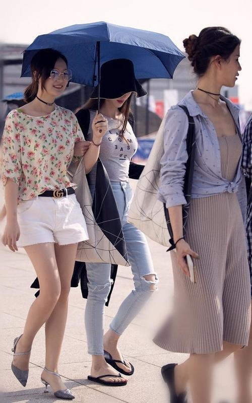 街拍，身材丰满的小姐姐穿紧身衣搭配热裤又潮又美丽，气质恬静