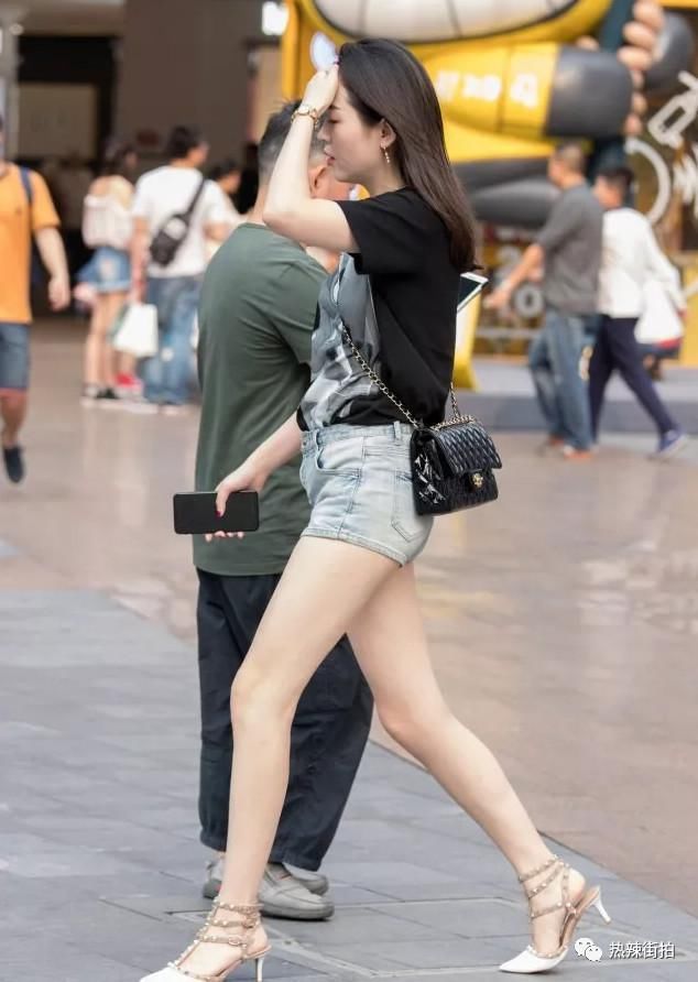 街拍:妹子的筷子腿又白又长，简直黄金比例