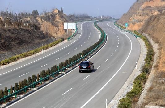 家高速,全长2628公里纵贯南北,沿线城市发达了