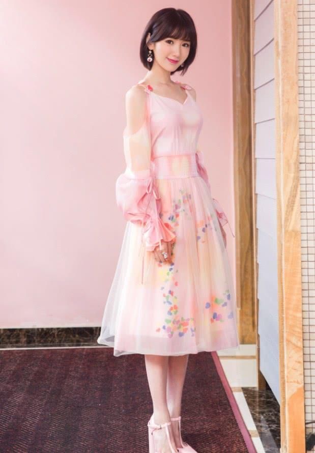 李兰迪撞衫毛晓彤，一个18岁一个30岁差别真是大，让人意外！